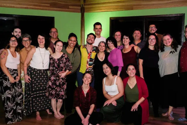 A turma reunida no salão, sorrindo depois da aula