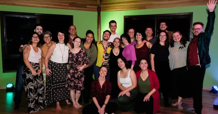Turma reunida e sorrindo ao fim de uma imersão da Dança Livre a Dois