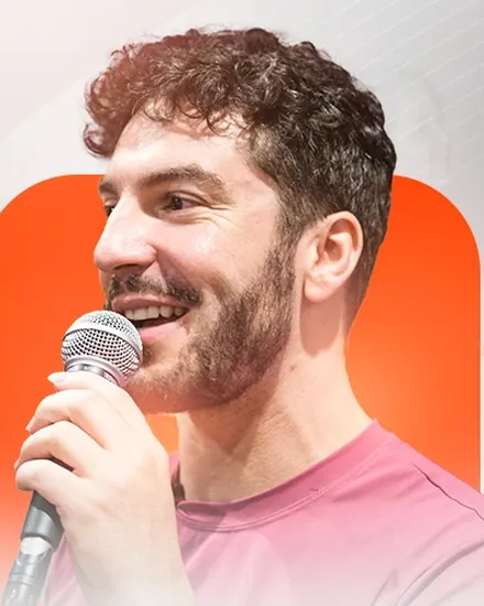 Ravi Brasileiro, criador da Dança Livre a Dois, sorrindo enquanto fala ao microfone
