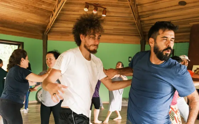 Turma da Jornada em roda, num jogo de dança a dois no salão