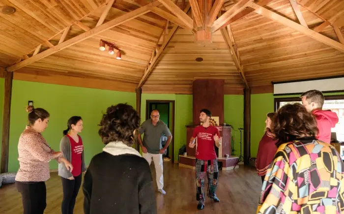 Ravi Brasileiro conduz a aula no centro do salão, com a turma dançando em volta